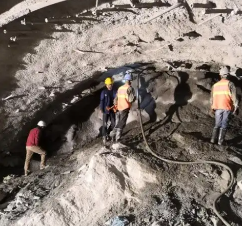 沙坡头隧道拱顶带模注浆料，微膨胀注浆料的特点及施工工艺